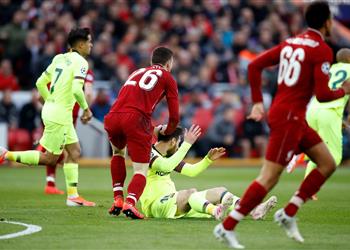 فيديو تصرف استفزازي من روبرتسون تجاه ميسي في مباراة ليفربول وبرشلونة