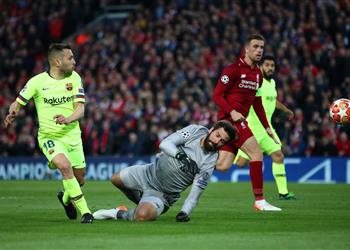 أليسون يقهر برشلونة مرتين بدوري الأبطال