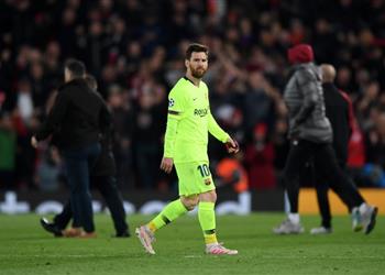 فيديو ميسي يبقى في آنفيلد بعد الهزيمة من ليفربول وحافلة برشلونة تستعد للمغادرة