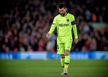 جماهير برشلونة تهاجم ميسي في مطار ليفربول بعد الخروج من دوري الأبطال