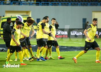 مدرب وادي دجلة يجتمع مع لاعبيه قبل مباراة الزمالك