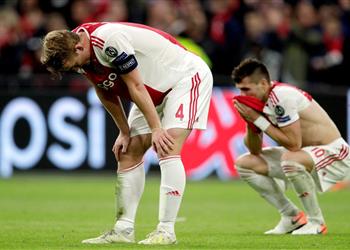 دي ليخت يعلق على الهزيمة القاسية أمام توتنهام بدوري الأبطال