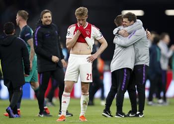 دي يونج الجميع استمتع بما قدمناه في دوري الأبطال واستحقينا التأهل