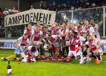 أياكس يتوج بطلا للدوري الهولندي للمرة 34 في تاريخه