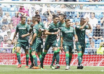 فيديو ريال بيتيس يسقط ريال مدريد بثنائية في ختام الدوري الإسباني