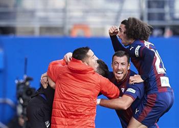 رسمي ا إيبار ي علن شراء عقد لاعب برشلونة نهائي ا