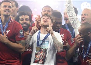 مورينو يهدي كأس دوري أبطال أوروبا للاعب ريال مدريد السابق