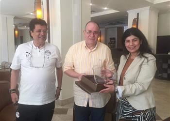 كرم كردي يهدي درع اتحاد الكرة إلى سفيرة مصر في أوزبكستان