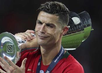 كريستيانو رونالدو بعد التتويج بدوري الأمم الأوروبية الحصول على الكرة الذهبية لست مهووس ا بالجوائز