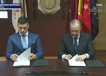 رسمي ا بالصور يوفيتش يوقع على عقوده مع ريال مدريد
