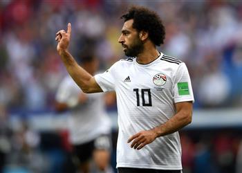 بالفيديو محمد صلاح يغادر دكة بدلاء مصر أمام تنزانيا مع حارس خاص