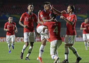 فيديو سانشيز وفارجاس يقودان تشيلي لفك شفرة الكمبيوتر الياباني في كوبا أمريكا