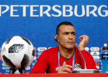 الحضري يحتفل بعيد ميلاد حسن شحاتة كابتني والأب الروحي