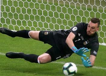 فيديو الحكم يحتسب ركلة جزاء لصالح باراجواي وحارس الأرجنتين يتصدى