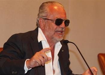 رئيس نابولي يهاجم ساري بعد توقيعه ليوفنتوس