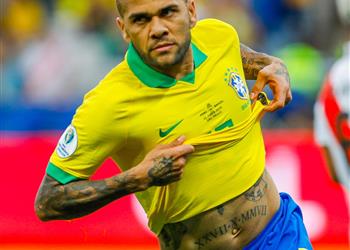 ألفيس يوجه رسالة لجماهير البرازيل بعد التأهل لربع نهائي كوبا أمريكا