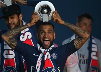 رسمي ا داني ألفيس ي علن رحيله عن باريس سان جيرمان