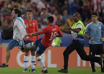 فيديو وصور خارا يغفل عن كافاني ويركل م شجع في مباراة أوروجواي وتشيلي