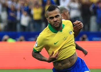 الدوري الإنجليزي قد يكون الوجهة المقبلة لداني ألفيس