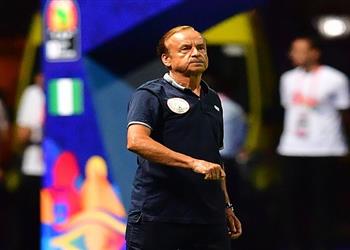 مدرب نيجيريا يجتمع بلاعبيه لحل أزمة مكافآت الفوز على بوروندي