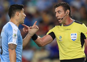 قوانين الفيفا ت ثبت صحة مطالبة سواريز بإنذار لاعب تشيلي أمام الأوروجواي بعد ركله مشجع