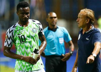 تقارير نيجيرية روهر يستبعد قائد النسور من التشكيل أمام غينيا في أمم إفريقيا