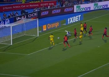 بالفيديو لاعب زيمبابوي يهدر فرصة لا ت صدق أمام أوغندا في أمم إفريقيا