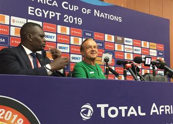 مدرب نيجيريا ي شيد بأحمد موسى بعد التأهل لثمن نهائي أمم إفريقيا 2019