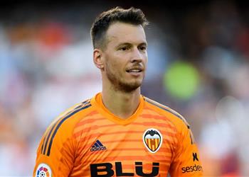 بعد التعاقد مع نيتو فالفيردي يفكر في تغيير سياسة حراسة المرمى ببرشلونة