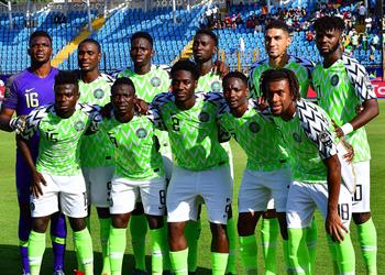 منسق منتخب نيجيريا أطالب اللاعبين بنسيان الأزمات المالية حتى التتويج بأمم إفريقيا