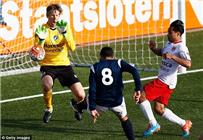 بالفيديو فان درسار صاحب الـ45 عاما يتصدى لركلة جزاء وينقذ نوردفيك من الخسارة