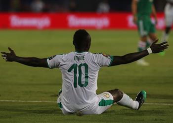 بعد هزيمة السنغال أمام الجزائر صحيفة سنغالية ترصد أخطاء تاريخية مثيرة للجدل لحكم المباراة