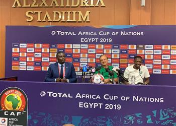 أحمد موسى يدافع عن لاعبو نيجيريا ويؤكد لم نحصل على م ستحقاتنا حتى الآن