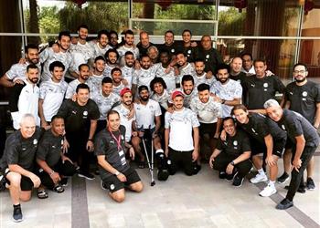 منتخب مصر يودع جنش قبل مغادرته للمعسكر بصورة جماعية
