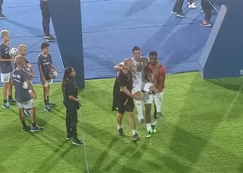 فيديو كوكا يغادر مباراة مصر وأوغندا مصاب ا