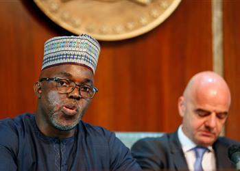 محكمة نيجيرية تصدر قرار ا بالقبض على رئيس اتحاد كرة القدم بتهمة الاختلاس بسبب مونديال روسيا