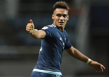 وكيل لاوتارو مارتينيز يوضح حقيقة تواصل برشلونة مع اللاعب لضمه