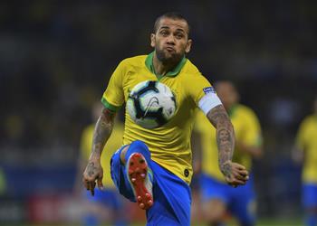 ألفيس يرد على المشككين بعد إقصاء الأرجنتين ويؤكد خطوة للتتويج بكوبا أمريكا