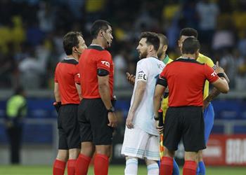 ميسي ينفجر بعد خروج الأرجنتين من كوبا أمريكا ما شاهدناه من التحكيم مسرحية هزلية وهناك ركلتي جزاء لم تحتسب لنا