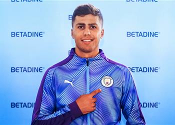 بعد تقديمه رسمي ا رودري يكشف سبب اختياره للانضمام إلى مانشستر سيتي