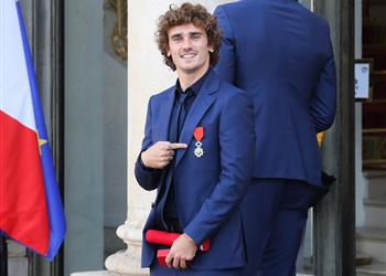 رئيس أتليتكو مدريد جريزمان خرج من الباب المجاور لأجويرو