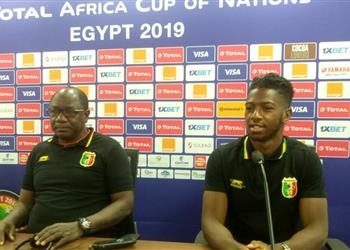 مدرب مالي يهاجم التحكيم بعد الخروج من أمم إفريقيا ويتوجه بطلب إلى كاف