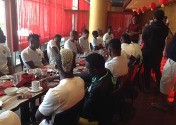 رئيس الاتحاد النيجيري كرة القدم توحد بلادنا ويعد اللاعبين بمكافآت في حال الفوز على جنوب إفريقيا