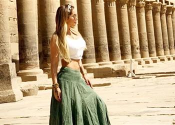 بالصور بعد راموس زوجة نجم برشلونة تزور أسوان