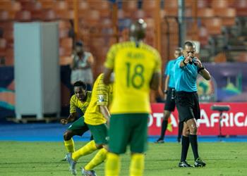 فيديو جنوب إفريقيا تقتنص هدف التعادل أمام نيجيريا في ربع نهائي أمم إفريقيا
