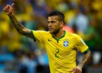 تقارير تكشف الوجهة المحتملة لداني ألفيس بعد رحيله عن باريس سان جيرمان