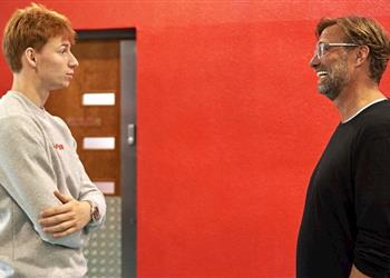 كلوب يكشف هل ي شارك فان دن بيرج مع الفريق الأول ويرد بتصريح ساخر على ثنائية بريوستر