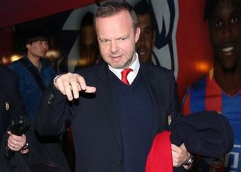 مانشستر يونايتد يبدأ مفاوضاته مع بنفيكا لضم مدافعه