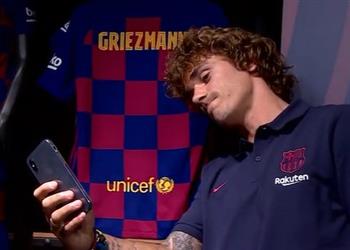 فيديو جريزمان يوقع على عقود انتقاله لبرشلونة والنادي يكشف رقم قميصه