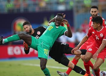 بالفيديو مدافع تونس يسجل هدف السنغال الأول بالخطأ في مرماه